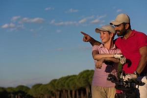 Porträt eines Paares auf dem Golfplatz foto