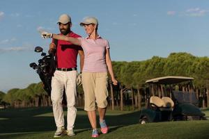 Paar zu Fuß auf dem Golfplatz foto