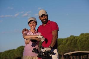 Porträt eines Paares auf dem Golfplatz foto