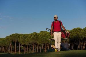 Golfer zu Fuß und mit Golftasche foto