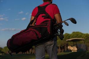 Nahaufnahme von Golfspielern beim Gehen und Tragen der Golftasche foto