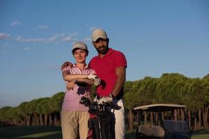 Porträt eines Paares auf dem Golfplatz foto