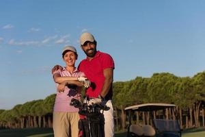 Porträt eines Paares auf dem Golfplatz foto