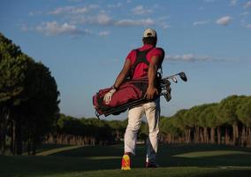 Golfer zu Fuß und mit Golftasche foto