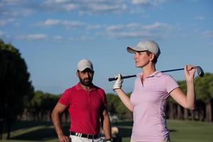 Porträt eines Paares auf dem Golfplatz foto