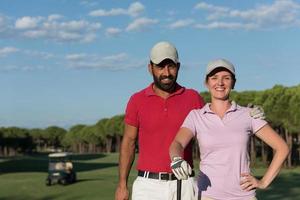 Porträt eines Paares auf dem Golfplatz foto