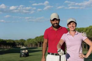 Porträt eines Paares auf dem Golfplatz foto