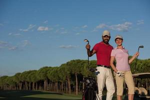 Porträt eines Paares auf dem Golfplatz foto