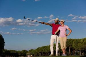 Porträt eines Paares auf dem Golfplatz foto