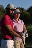 Porträt eines Paares auf dem Golfplatz foto
