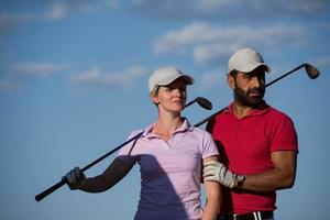 Porträt eines Paares auf dem Golfplatz foto