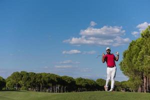 Golfspieler, der einen langen Schuss schlägt foto