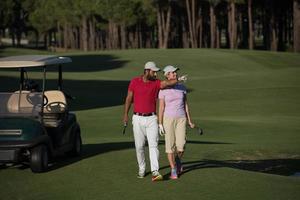 Paar zu Fuß auf dem Golfplatz foto