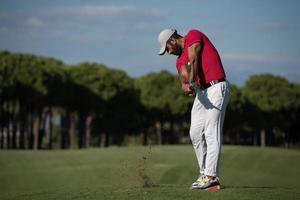 Golfspieler, der einen langen Schuss schlägt foto