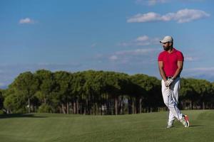 hübsches Porträt eines Golfspielers aus dem Nahen Osten auf dem Platz foto