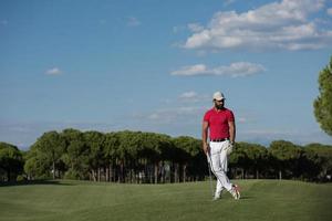 hübsches Porträt eines Golfspielers aus dem Nahen Osten auf dem Platz foto