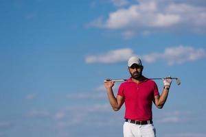 hübsches Porträt eines Golfspielers aus dem Nahen Osten auf dem Platz foto
