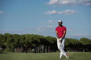 hübsches Porträt eines Golfspielers aus dem Nahen Osten auf dem Platz foto