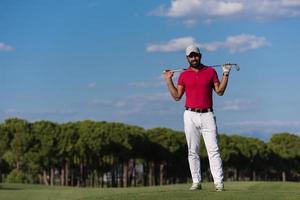 hübsches Porträt eines Golfspielers aus dem Nahen Osten auf dem Platz foto