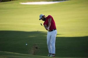 Golfspieler, der einen langen Schuss schlägt foto