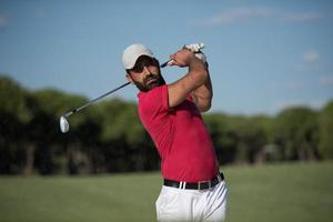 Golfspieler, der einen Sandbunkerschlag schlägt foto