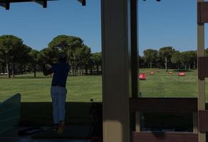 golfspieler, der schuss beim training übt foto