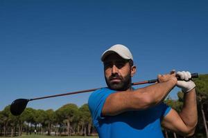 Golfspieler, der Schuss schlägt foto