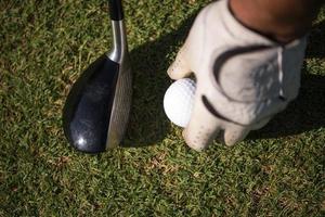 Golfschläger und Ball im Gras foto