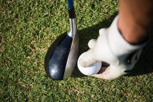 Golfschläger und Ball im Gras foto
