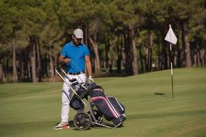 golfspieler, der mit radtasche geht foto