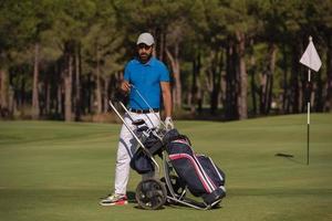 golfspieler, der mit radtasche geht foto