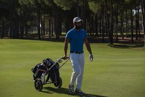 golfspieler, der mit radtasche geht foto