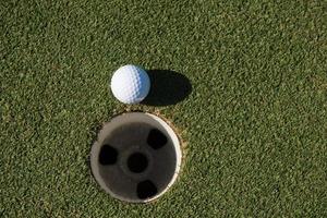 Draufsicht auf den Golfball im Loch foto