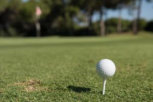 Golfball auf Abschlag foto