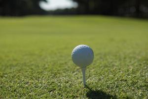 Golfball auf Abschlag foto