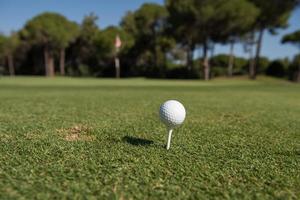 Golfball auf Abschlag foto