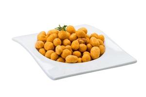 knusprige Erdnuss in einer Schüssel auf weißem Hintergrund foto