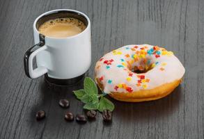 Kaffee mit Donuts auf Holzhintergrund foto