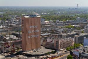 warschau, polen, 2022 - warschauer skyline mit warschauer türmen foto