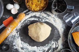 Hausgemachter Pizzateig, Piroggen. Vorbereitung Teig zum Kochen foto