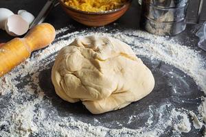 Hausgemachter Pizzateig, Piroggen. Vorbereitung Teig zum Kochen foto