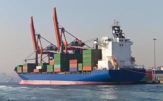 Containerschiff im Hafen foto