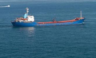 Frachtschiff im Meer foto