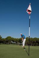 golfspieler, der an einem sonnigen tag einen schuss schlägt foto