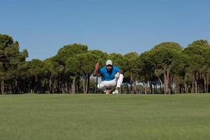 Golfspieler, der einen perfekten Schuss anstrebt foto