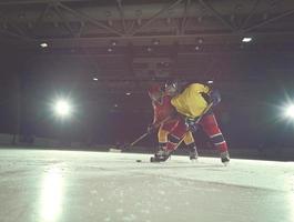 Teenager-Eishockeysportler in Aktion foto