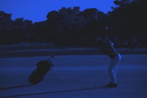 Golfspieler, der einen langen Schuss schlägt foto