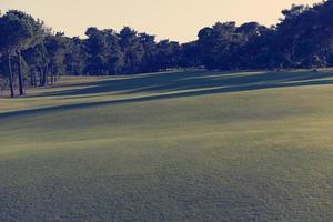 Golfplatz an einem sonnigen Tag foto