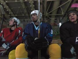 Eishockeyspieler auf der Bank foto