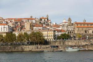 Blick auf Porto City am Flussufer foto